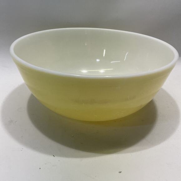 Vintage Pyrex Yellow 404 Mixing Bowl 4 Quart Nesting Bowl - Picture 1 of 7